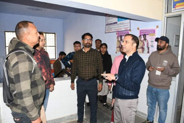 जिलाधिकारी आशीष भटगांई ने बुधवार को सामुदायिक स्वास्थ केंद्र कांडा का औचक निरीक्षण किया।