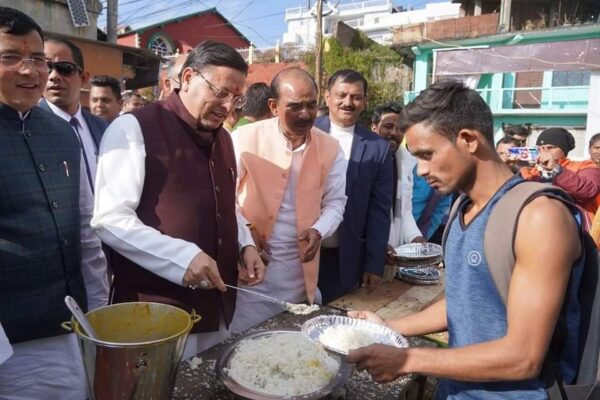 मुख्यमंत्री श्री पुष्कर सिंह धामी आज पिथौरागढ़ में सेना भर्ती हेतु आए युवाओं के लिए पूर्व सैनिकों द्वारा लगाए गए लंगर में शामिल हुए।