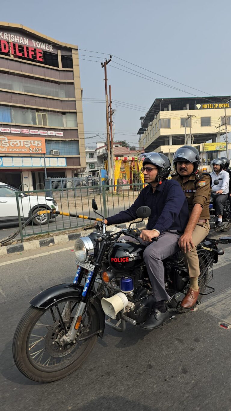डीएम एससपी का बुलेट भ्रमण, साबित हो रहा है सार्थक