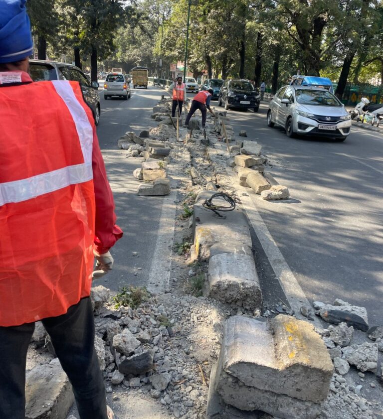 जनपद में सड़क सुरक्षा के दृष्टिगत जिलाधिकारी के निर्देशों के अनुपालन में सड़क सुधारीकरण, स्पीड ब्रेकर एवं ज़ेबरा क्रॉसिंग, डिवाइडर का कार्य तेजी से गतिमान है।