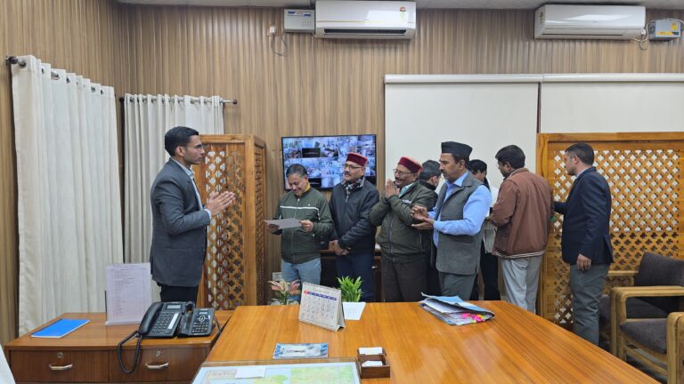 डीएम ने दिलाया राज्य आंदोलनकारी के परिजन को सम्मान पत्र