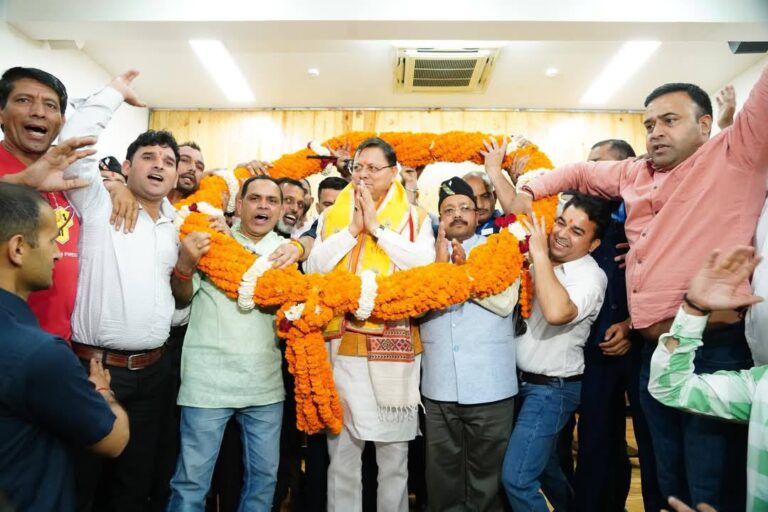 मुख्यमंत्री श्री पुष्कर सिंह धामी से मंगलवार को मुख्यमंत्री आवास में जनजाति सलाहकार परिषद के उपाध्यक्ष गीताराम गौड़ के नेतृत्व में जौनसार क्षेत्र से आये लोगों ने भेंट की।