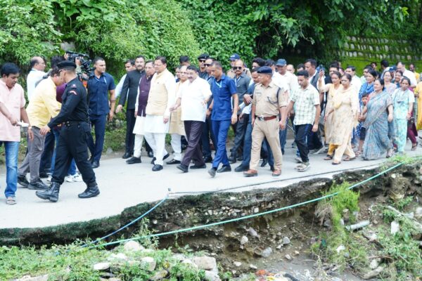मुख्यमंत्री श्री पुष्कर सिंह धामी ने देहरादून में रायपुर क्षेत्र के अंतर्गत अतिवृष्टि से प्रभावित क्षेत्रों का स्थलीय निरीक्षण किया।