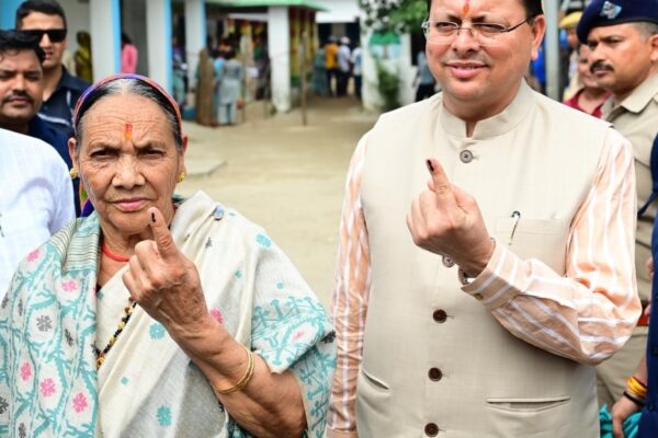 मुख्यमंत्री श्री पुष्कर सिंह धामी ने त्रिस्तरीय पंचायत चुनाव में किया मतदान।
