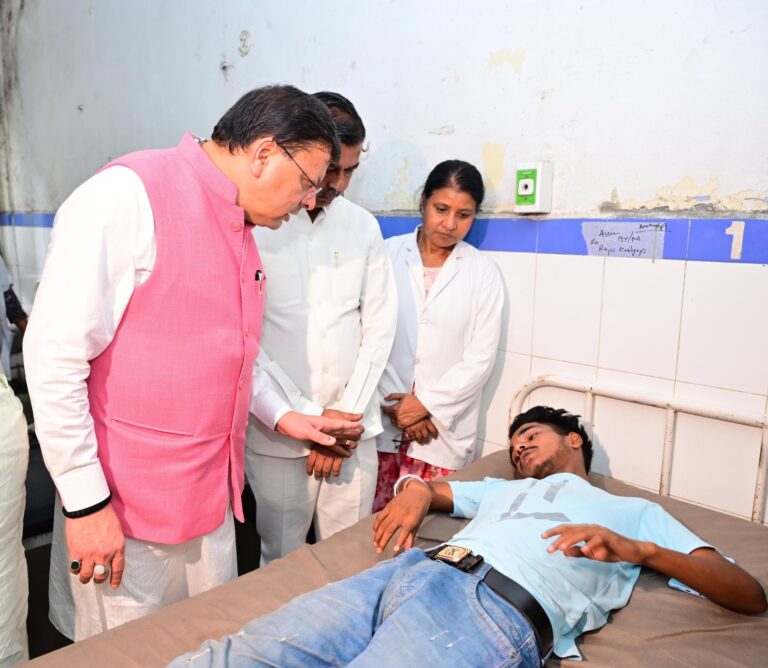 मुख्यमंत्री श्री पुष्कर सिंह धामी ने आज हरिद्वार के जिला चिकित्सालय एवं एम्स ऋषिकेश पहुंचकर मनसा देवी मंदिर मार्ग पर हुए हादसे में घायल श्रद्धालुओं का हालचाल जाना।