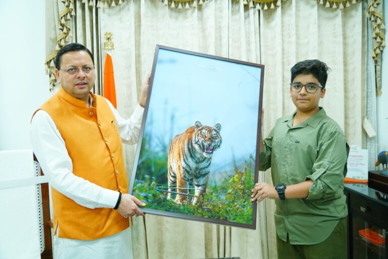 मुख्यमंत्री श्री पुष्कर सिंह धामी से मुख्यमंत्री आवास में छात्र व प्रतिभाशाली वाइल्ड लाइफ फोटोग्राफर शौर्य प्रताप बिष्ट ने भेंट की।