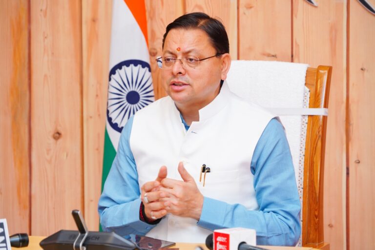 मुख्यमंत्री श्री पुष्कर सिंह धामी ने लौह पुरुष सरदार बल्लभ भाई पटेल जी की जयंती के अवसर पर मुख्यमंत्री आवास में उनके चित्र पर श्रद्धा सुमन अर्पित कर श्रद्धांजलि दी।