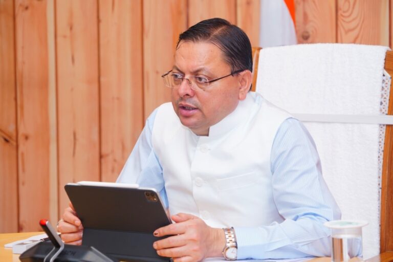 मुख्यमंत्री श्री पुष्कर सिंह धामी ने वर्चुअल माध्यम से जुड़े सभी जिलाधिकारियों को निर्देश दिए कि प्रदेश में लगातार हो रही वर्षा के दृष्टिगत वे अपनी पूरी टीम के साथ लगातार ग्राउंड ज़ीरो पर रहें।