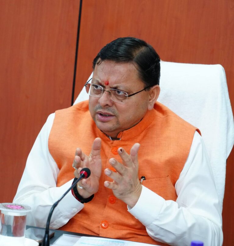 मुख्यमंत्री श्री पुष्कर सिंह धामी ने सचिवालय में उच्च स्तरीय बैठक कर राज्य की कानूनव्यवस्था, सड़कों की स्थिति, सेवा पखवाड़ा एवं अन्य जनहित से जुड़े विषयों की समीक्षा की।