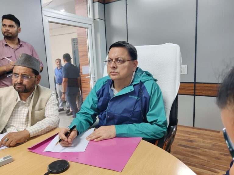 उत्तरकाशी जनपद के धराली क्षेत्र में आई भीषण प्राकृतिक आपदा के दृष्टिगत मुख्यमंत्री श्री पुष्कर सिंह धामी ने उत्तरकाशी स्थित आपदा नियंत्रण कक्ष से राहत एवं बचाव कार्यों की गहन समीक्षा की।