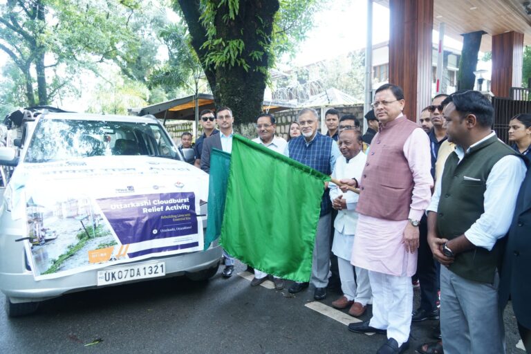 मुख्यमंत्री श्री पुष्कर सिंह धामी ने मुख्यमंत्री कैंप कार्यालय से कोटक महिंद्रा बैंक द्वारा धराली में राहत एवं पुनर्वास के लिए भेजी जा रही आपदा राहत सामग्री को रवाना किया।