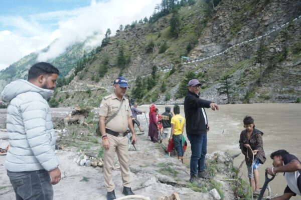 धराली हर्षिल में आई भीषण प्राकृतिक आपदा के बाद हर्षिल हेलीपैड के निकट भागीरथी नदी पर बनी झील को नियंत्रित तरीके से खोलने के प्रयास उत्तराखण्ड जल विद्युत निगम और सिंचाई विभाग की टीमों द्वारा लगातार जारी हैं।