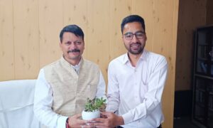 उत्तराखण्ड सरकार की मीडिया सलाहकार समिति के उपाध्यक्ष श्री ध्रुव रौतेला ने आज जिला सूचना कार्यालय चम्पावत का निरीक्षण किया।