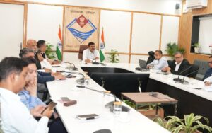 मुख्य सचिव श्री आनंद बर्द्धन की अध्यक्षता में सचिवालय में जिलाधिकारियों के साथ बैठक