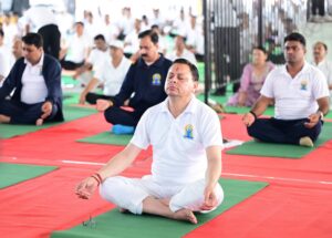 धामी ने 12वें अंतर्राष्ट्रीय योग दिवस के अवसर पर बनबसा में आयोजित राज्य स्तरीय कार्यक्रम में नागरिकों के साथ सामूहिक योगाभ्यास किया।