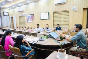 स्मार्ट सिटी परियोजनाओं की प्रगति, हैंडओवर की स्थिति एवं संचालन-अनुरक्षण कार्यों की डीएम ने की समीक्षा