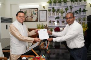विशेष गहन पुनरीक्षण SIR कार्यक्रम के तहत  मुख्यमंत्री को गणना प्रपत्र सौंपा।
