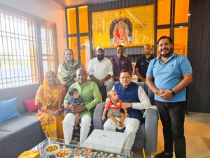 धामी ने विधायक श्री अरविंद पांडेय के आवास पहुंचकर उनके परिजनों से आत्मीय भेंट की।