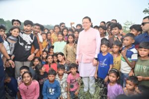 मुख्यमंत्री ने बच्चों के साथ कुछ समय बिताते हुए उनकी पढ़ाई, रुचियों और भविष्य की योजनाओं के बारे में जानकारी ली।