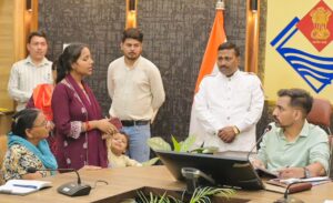 किसी भी स्तर पर शिकायतों को लंबित रखना स्वीकार नहीं किया जाएगा – जिलाधिकारी