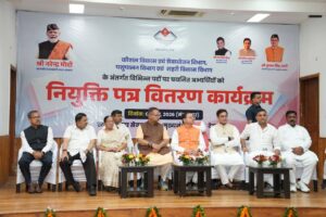 मुख्यमंत्री धामी ने चयनित अभ्यर्थियों को नियुक्ति पत्र वितरित किए।