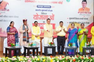 मुख्यमंत्री धामी ने कार्यक्रम में उत्तराखण्ड भवन एवं सन्निर्माण कर्मकार कल्याण बोर्ड में पंजीकृत निर्माण श्रमिकों के लिए अनेक नई कल्याणकारी योजनाओं का शुभारंभ किया